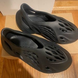 Navy blue Yeezy foams size 6. Worn three times